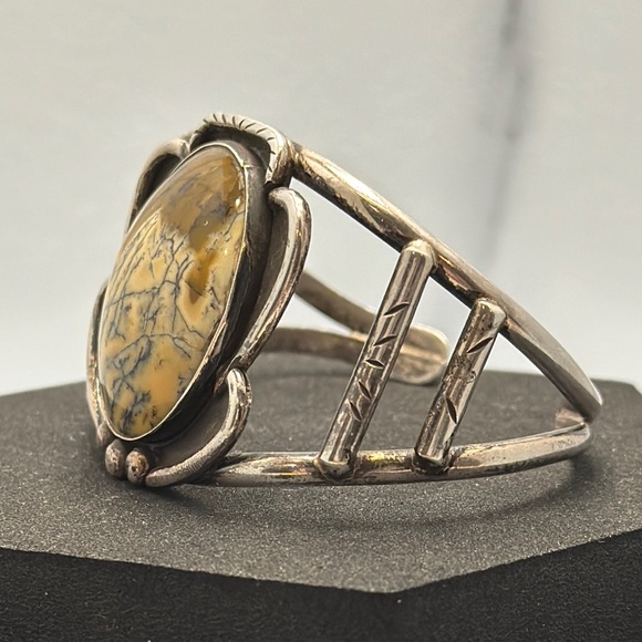Old Pawn Signed Native American Sterling Silver and High Grade Moss Agate Cuff - Picture 3 of 6